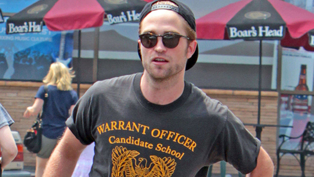 Robert Pattinson klär ner sig i keps, shorts och en gammal t-shirt.
