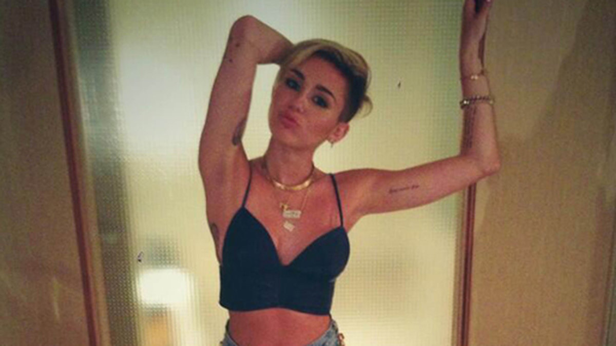 Miley i omklädningsrummet. 
