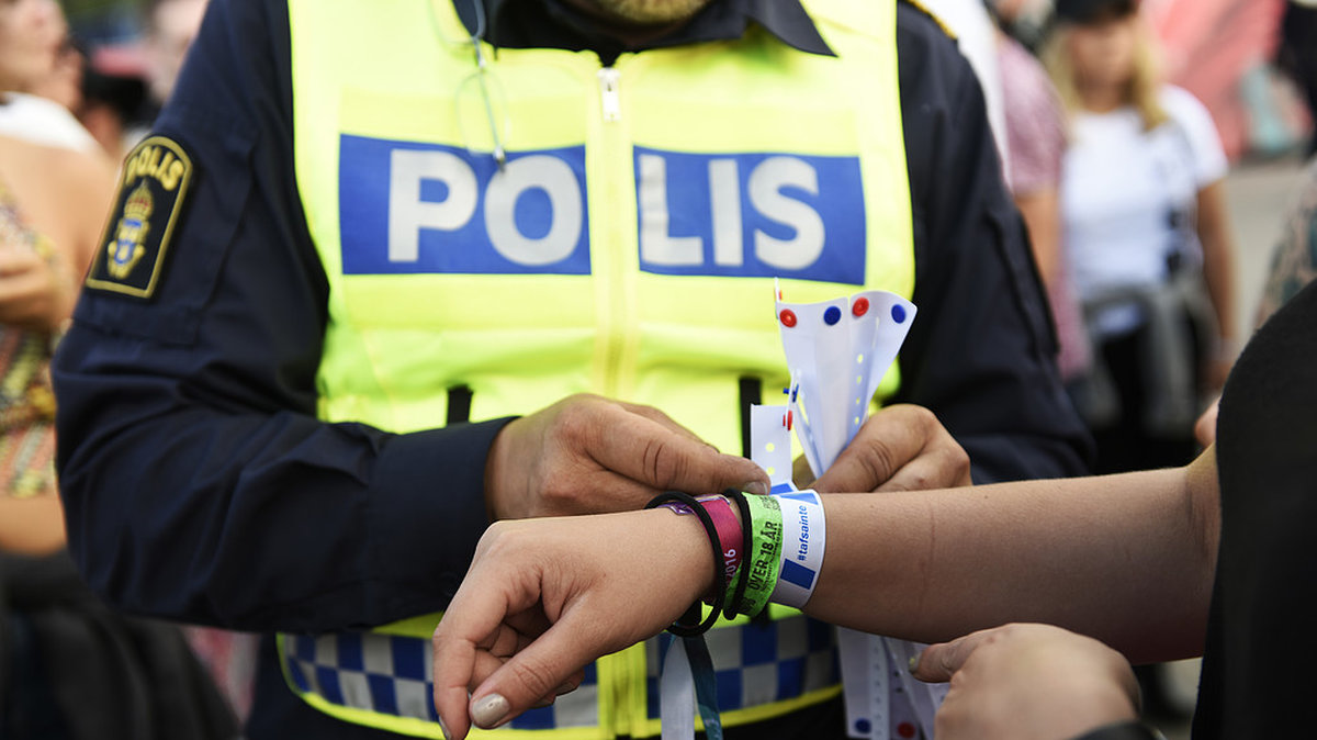Polisen delar ut armband i sin kampanj mot sexuella ofredanden. 