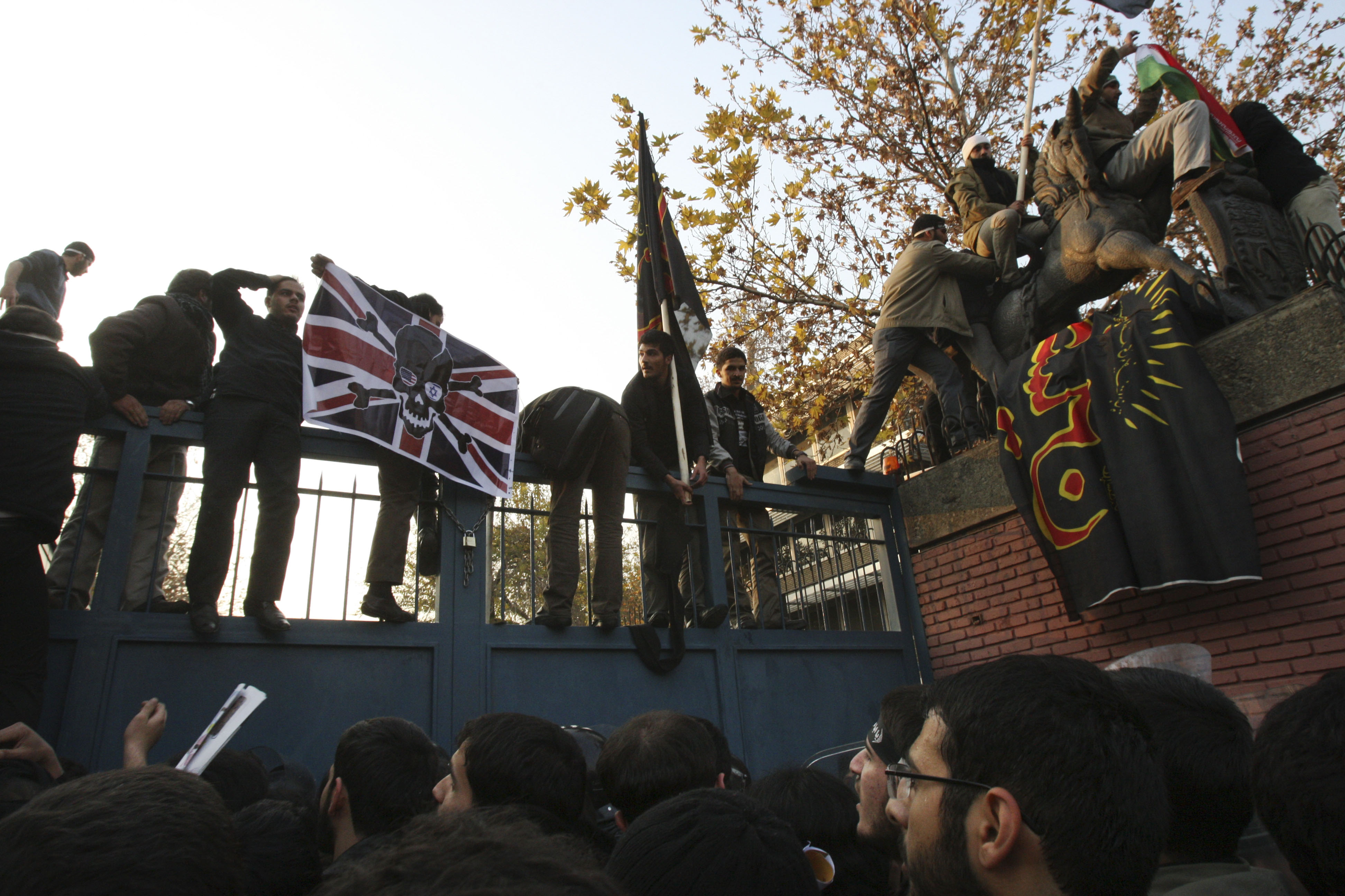 En mobb stormade brittiska ambassaden i Tehran. Nu kallar landet hem sina diplomater.
