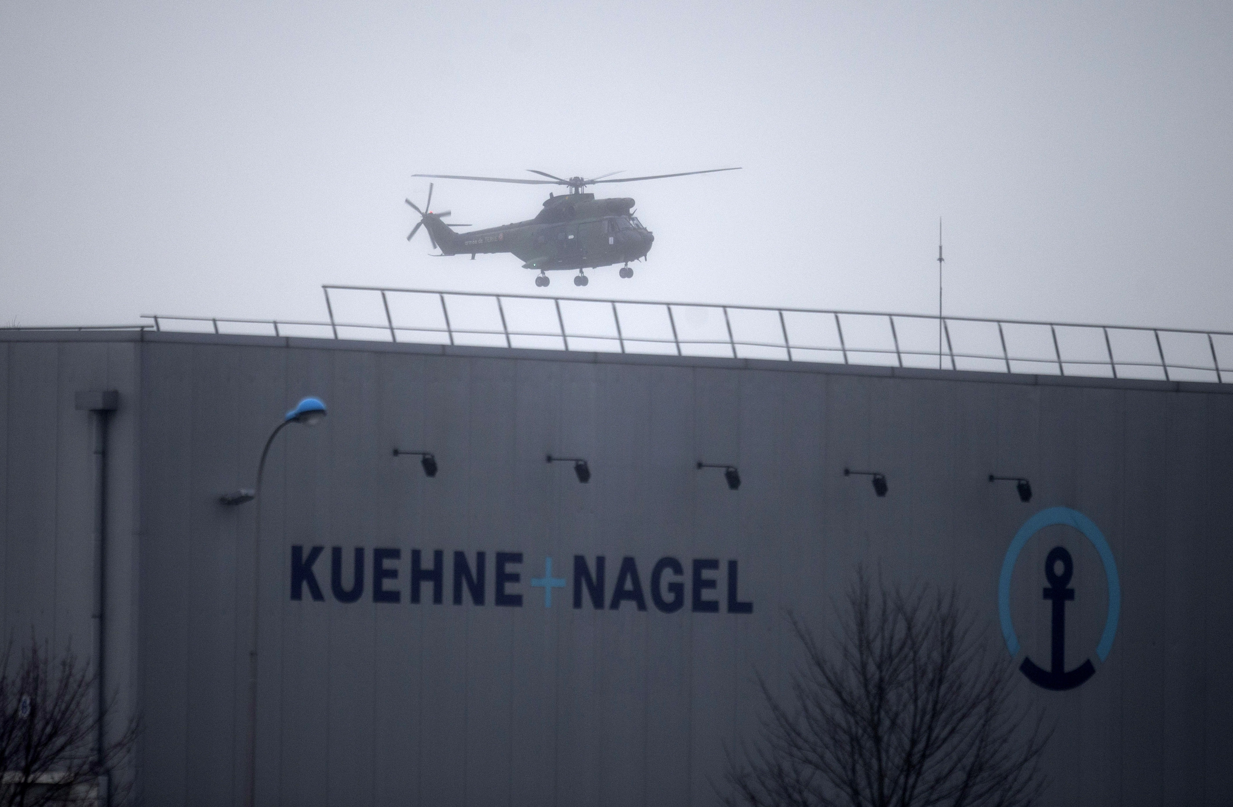 Helikoptrar spanade efter bröderna Cherif och Said Koua. Helikoptrar spanade efter bröderna Cherif och Said Koua.