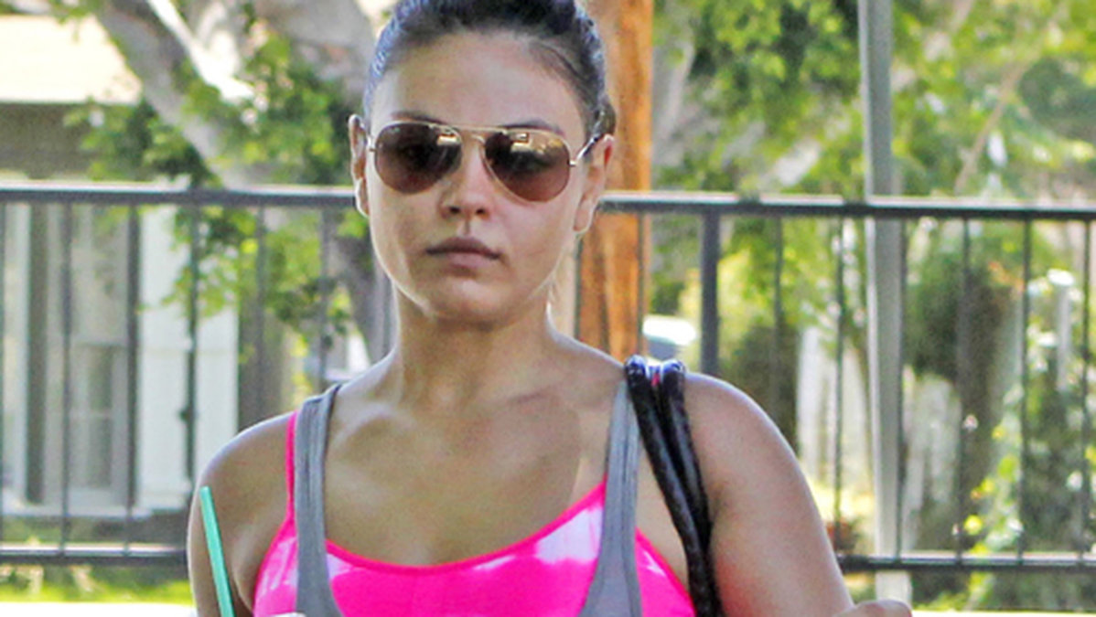 Mila Kunis lämnar gymmet –för att åka hem till sin nya kärlek Ashton Kutcher. 