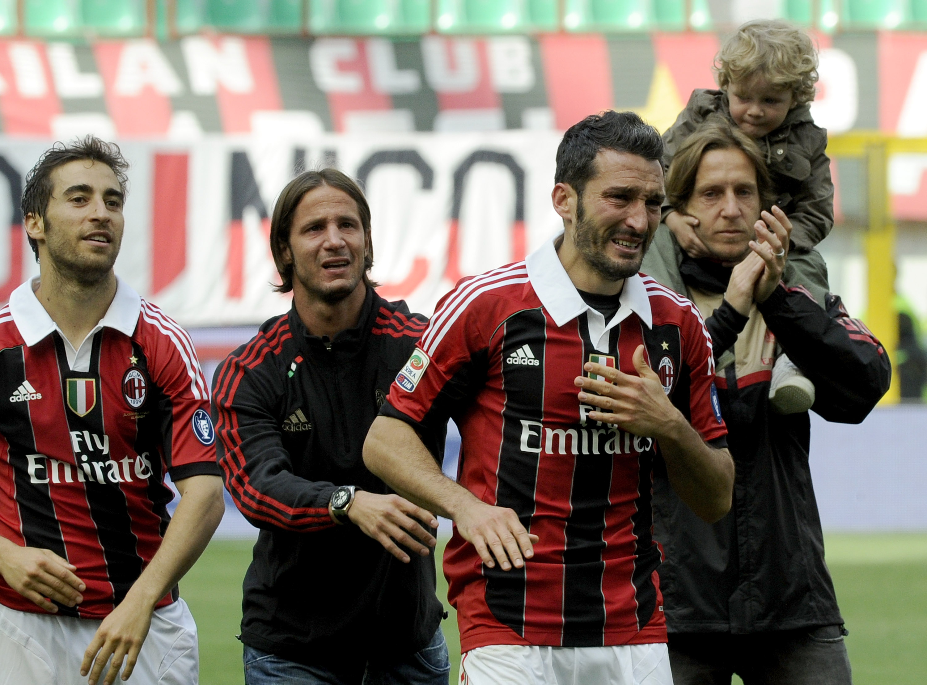 En tårögd Gianluca Zambrotta tackade Milan-supportrarna.