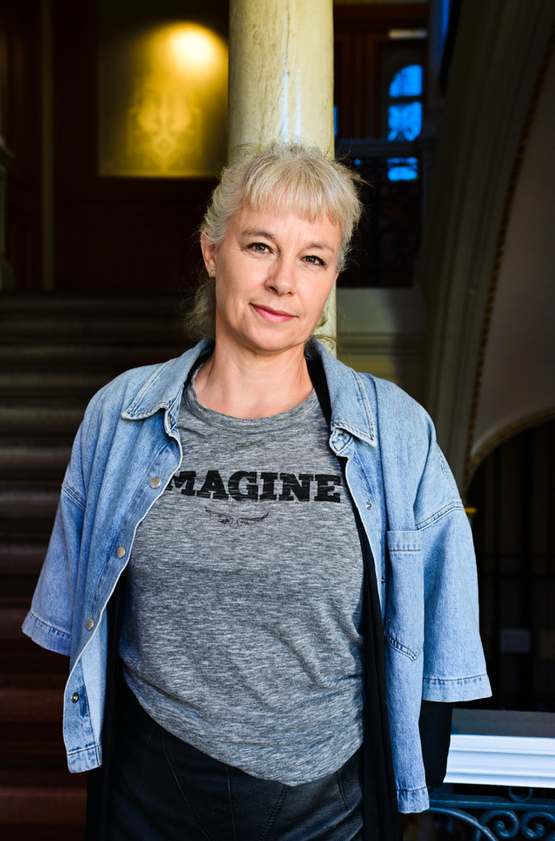 Hittills är det främst i dramatiken som Sara Stridsberg lyckats uttrycka sin humor, men den sjätte roman är kanske bitvis skriven på ett lättsinnigare språk, konstaterar hon.
