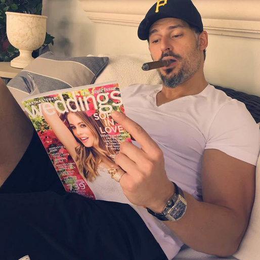 Joe Manganiello kollar in sin Sofia i tidningen Martha Weddings. Joe Manganiello kollar in sin Sofia i tidningen Martha Weddings.
