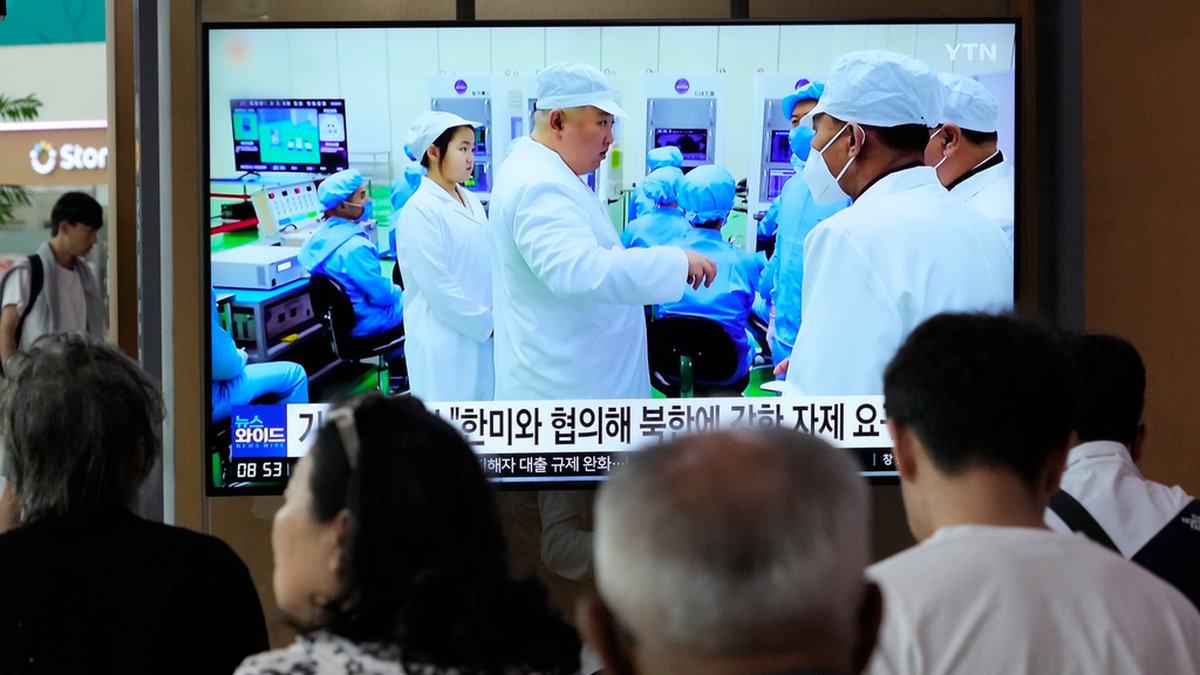 Kim Jong-Un på nyheterna i sydkoreansk tv, här på skärm vid järnvägsstationen i Seoul.