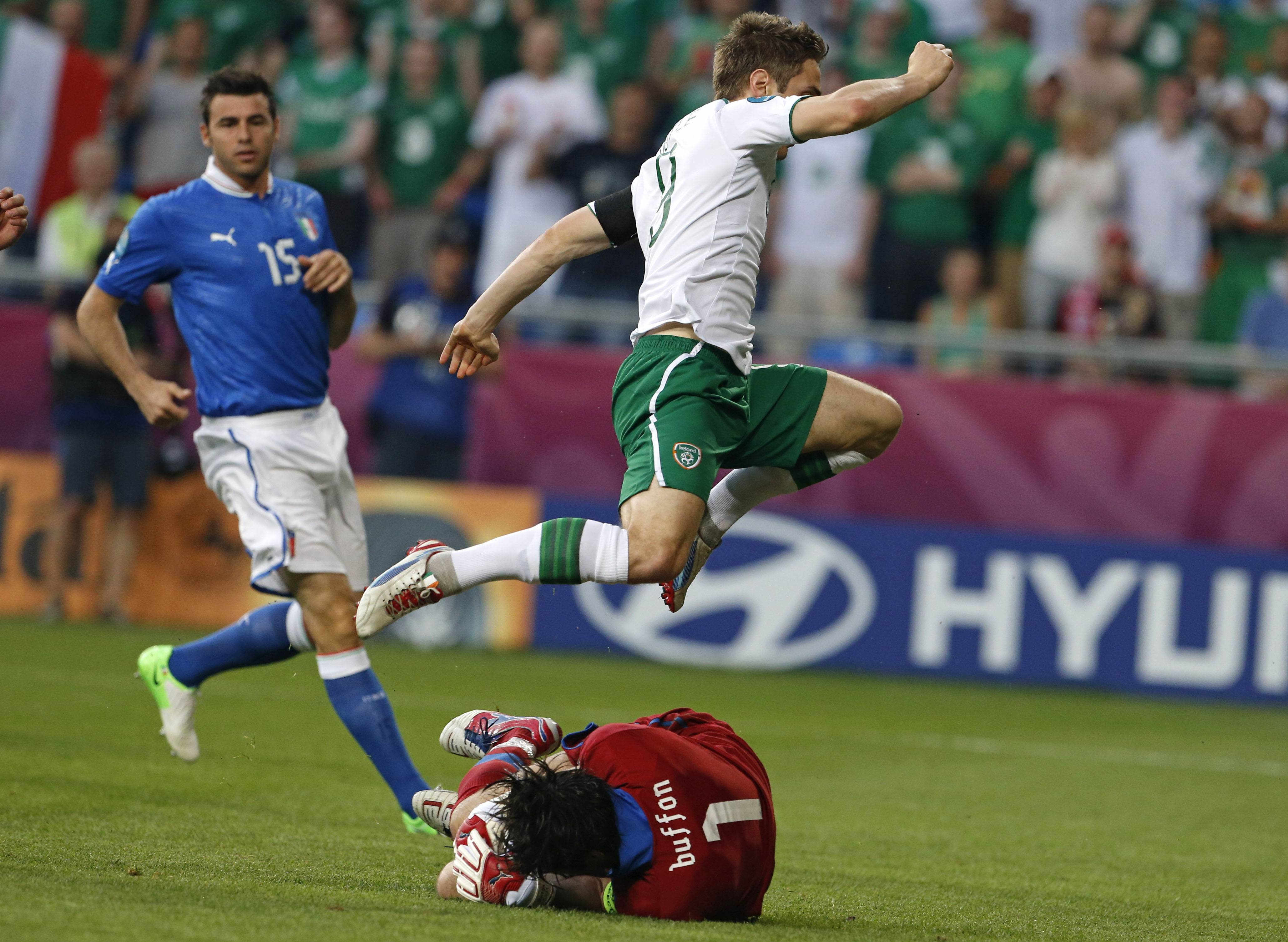 Irlands Kevin Doyle kommer igenom men Gianluigi Buffon är med och sätter stopp. Irlands Kevin Doyle kommer igenom men Gianluigi Buffon är med och sätter stopp.