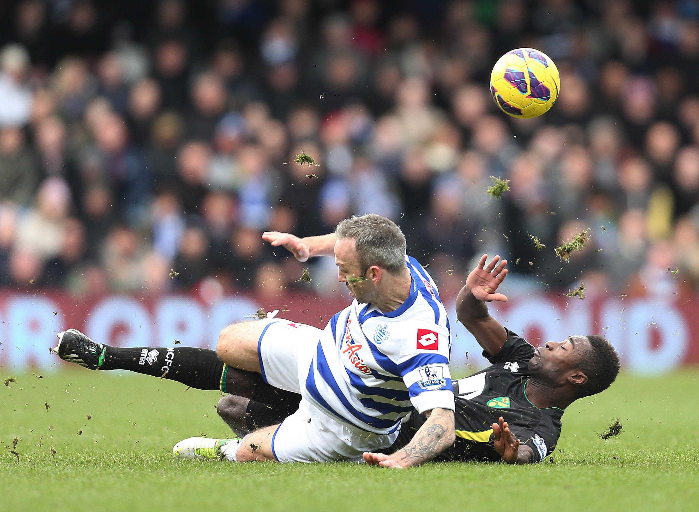 Shaun Derry och Alexander Tettey möts i en tuff duell. Shaun Derry och Alexander Tettey möts i en tuff duell.