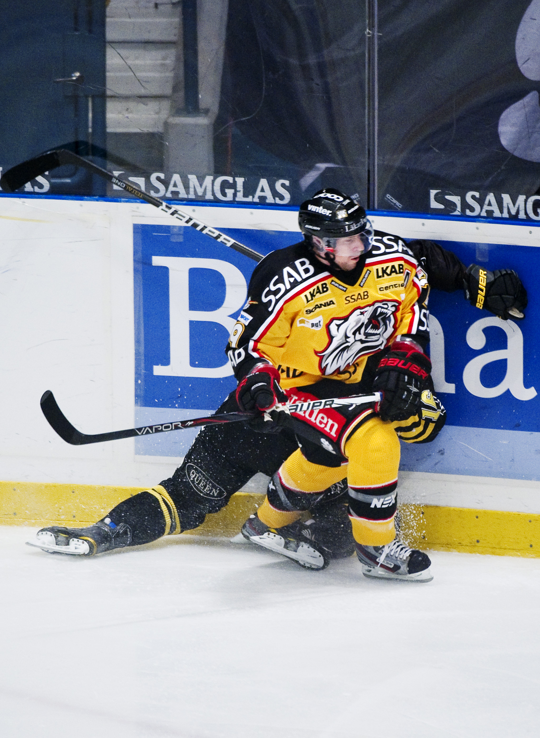 Chris Abbott stängdes av för sin fula tackling på Rastislav Pavlikovsky i SM-kvartsfinalen mellan Luleå och AIK. Han fick fem matchers avstängning, varav två omvandlades till böter. Chris Abbott stängdes av för sin fula tackling på Rastislav Pavlikovsky i SM-kvartsfinalen mellan Luleå och AIK. Han fick fem matchers avstängning, varav två omvandlades till böter.