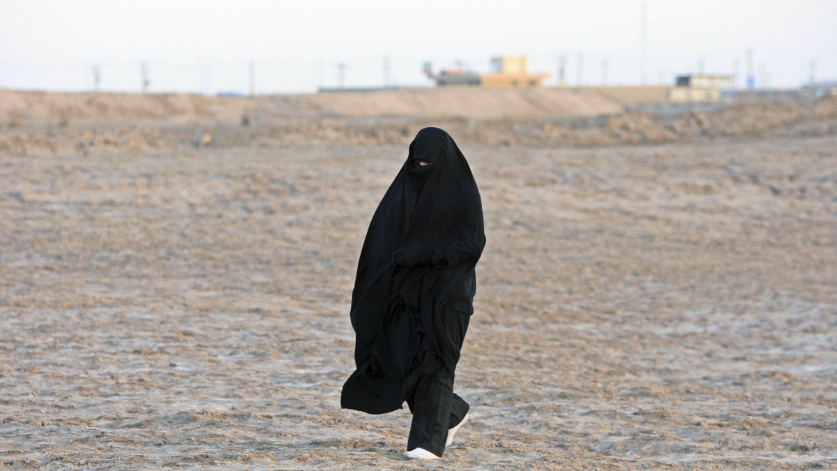 En man och en kvinna riskerar att betala böter för att dem bar burka. 