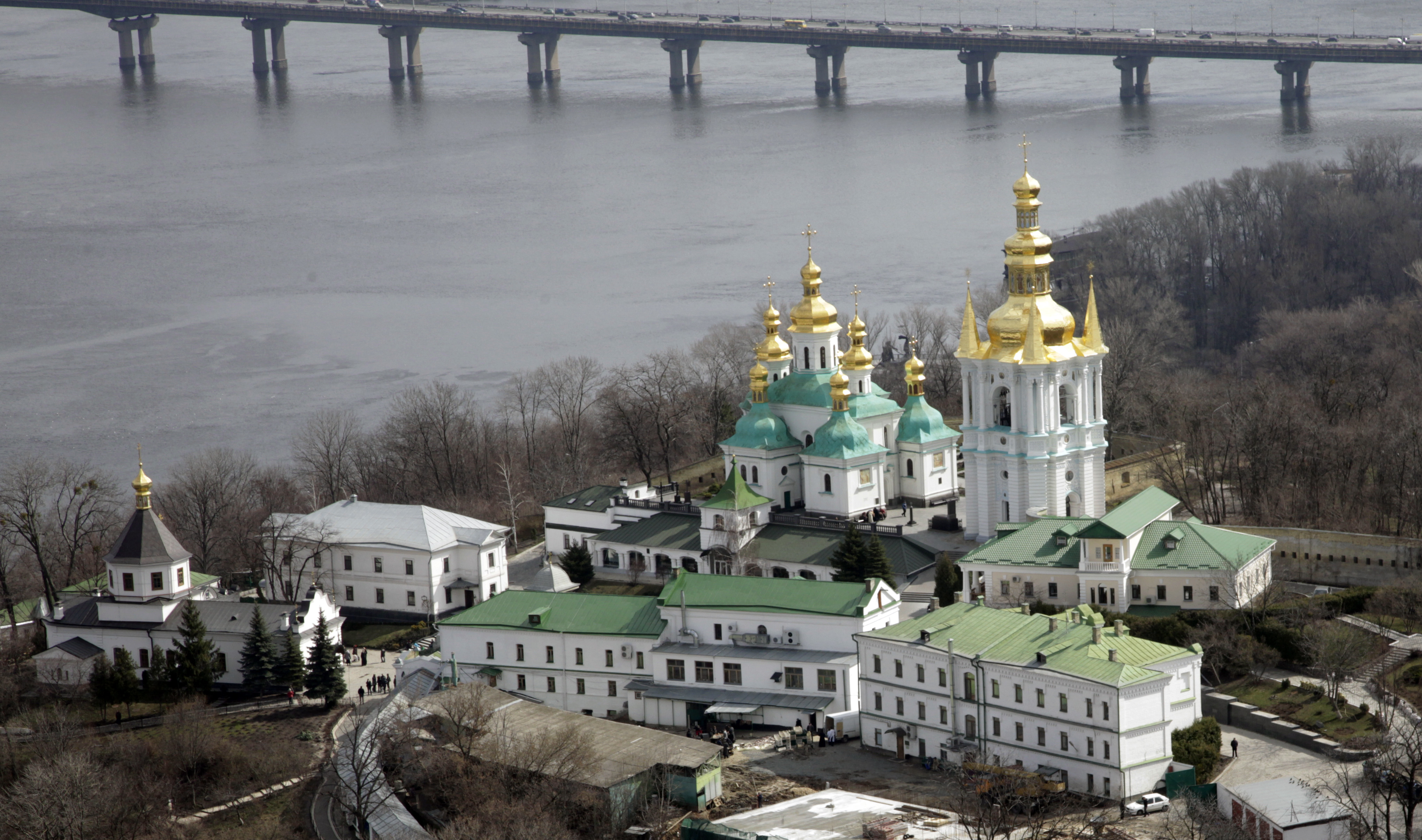 Floden rinner genom den ukrainska huvudstaden Kiev.