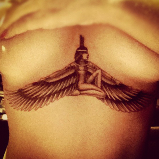 Rihanna visar sin tatuering. Rihanna visar sin tatuering.