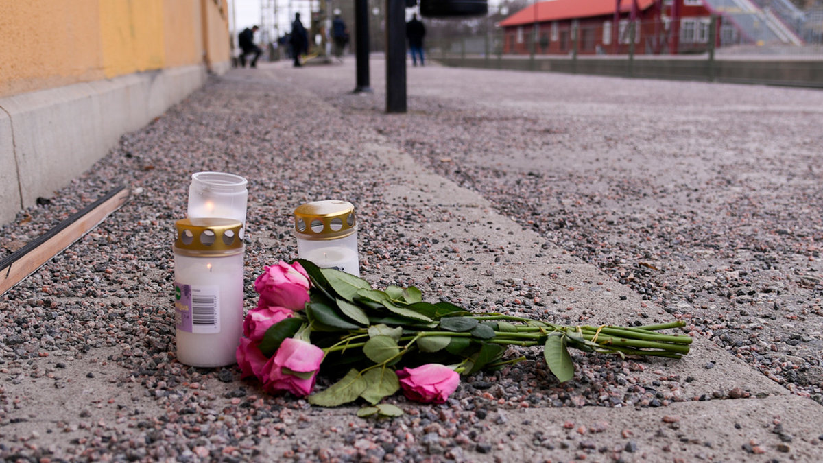 Blommor och tända ljus vid Södra station i Örebro där tre människor blev påkörda av ett godståg och miste livet i natt.