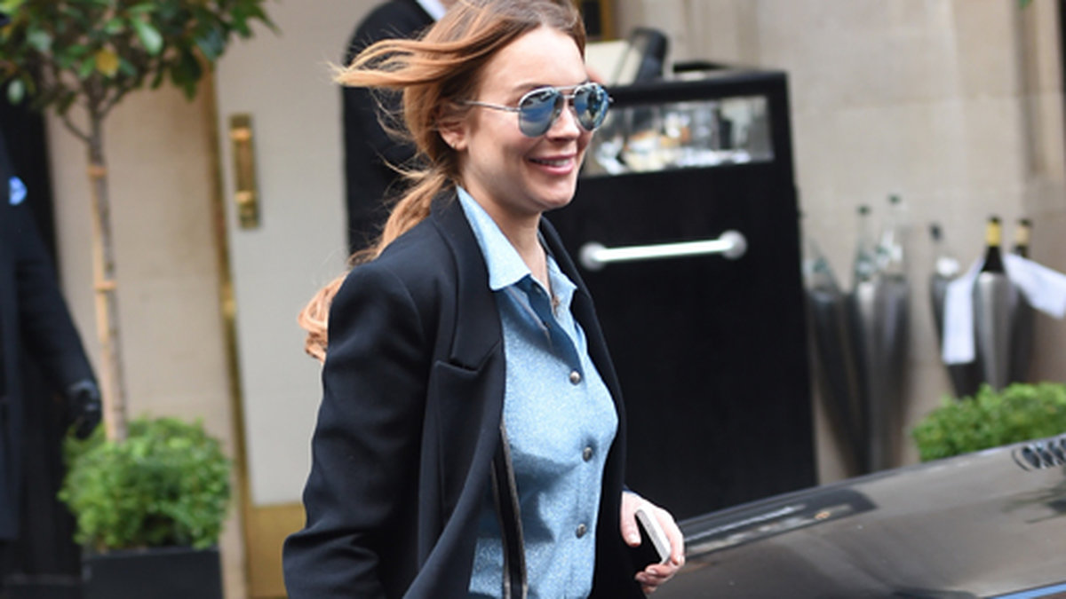 Lindsay Lohan ser frisk och välmående ut när hon spatserar runt i London. 
