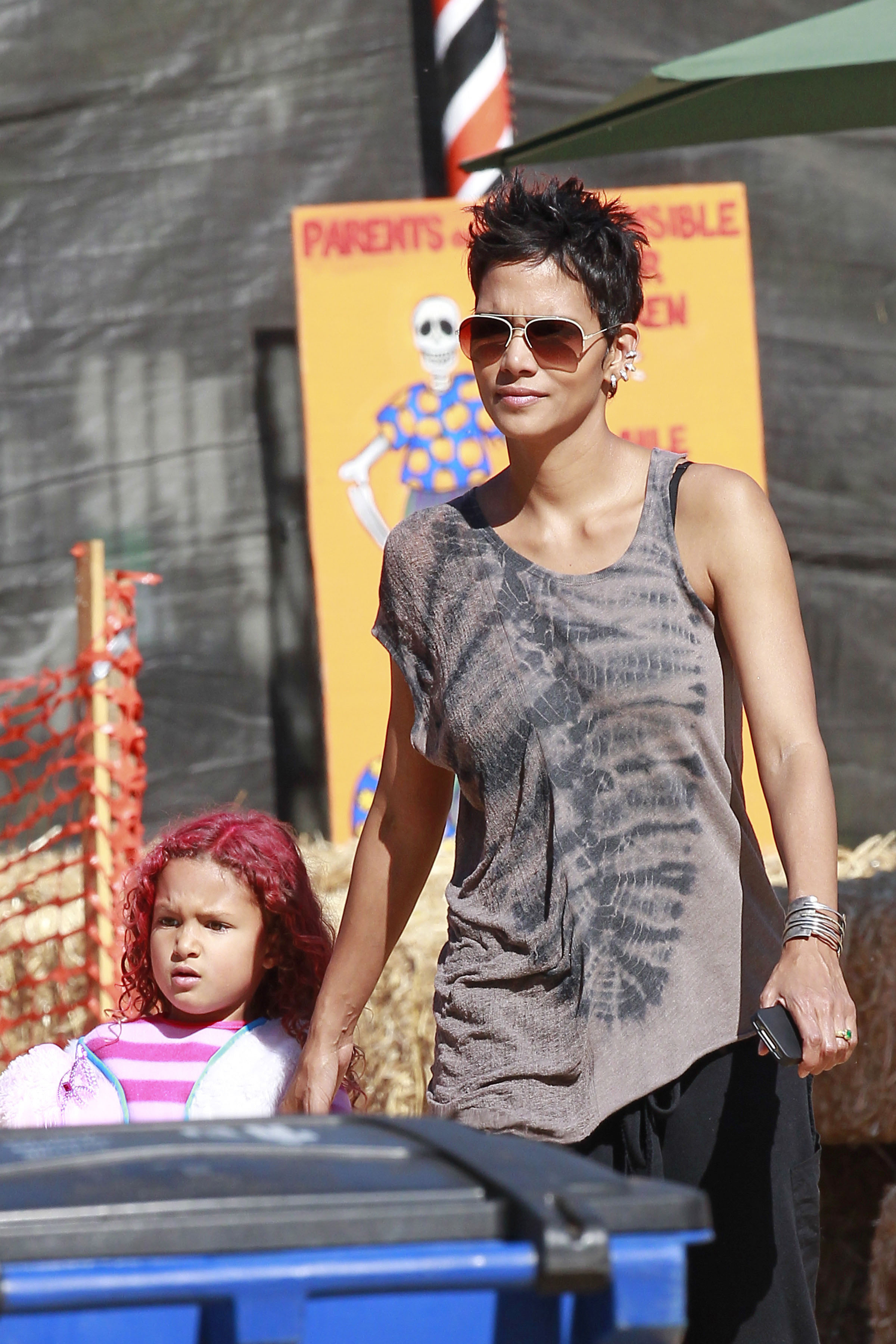 Halle Berry flyttade tidigt till New York för att söka lyckan. Under tiden hon sökte jobb sov hon på ett härbärge för att få tak över huvudet. Halle Berry flyttade tidigt till New York för att söka lyckan. Under tiden hon sökte jobb sov hon på ett härbärge för att få tak över huvudet.