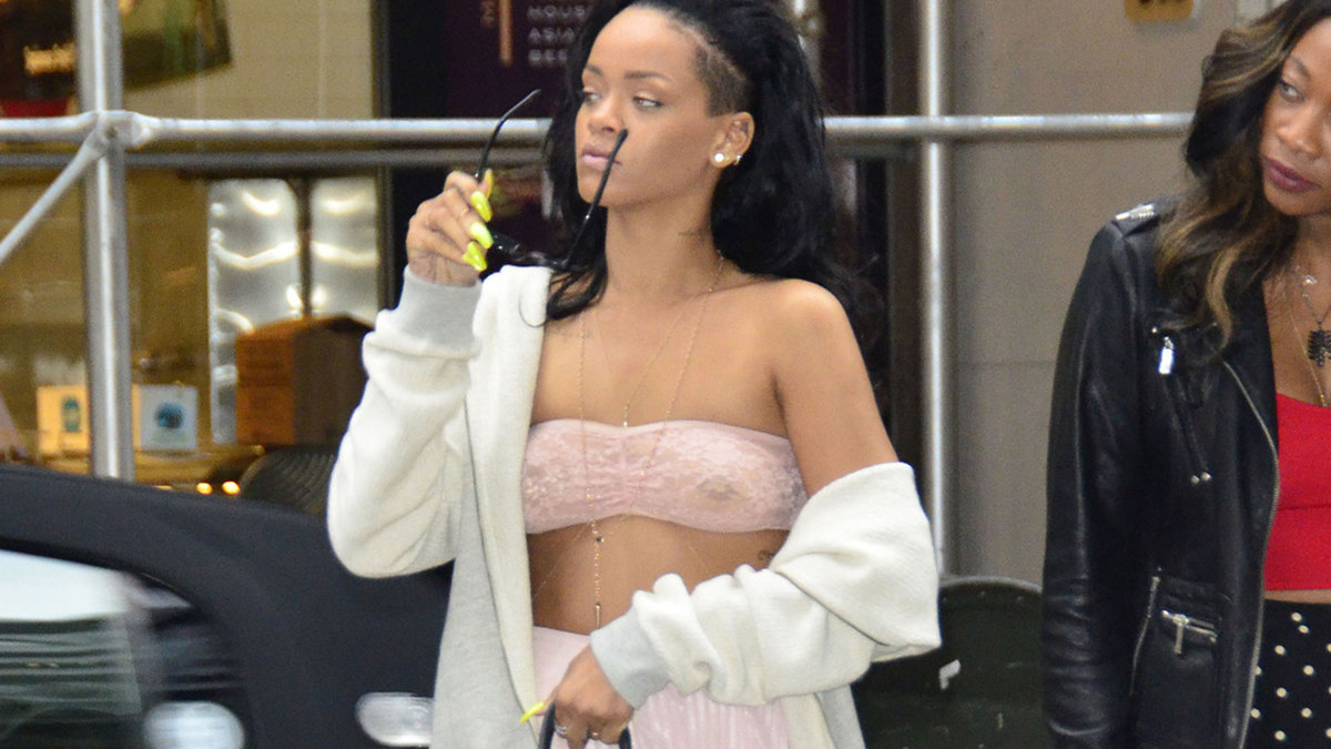 Rihanna gör New York i spetsbehå. Ptja...