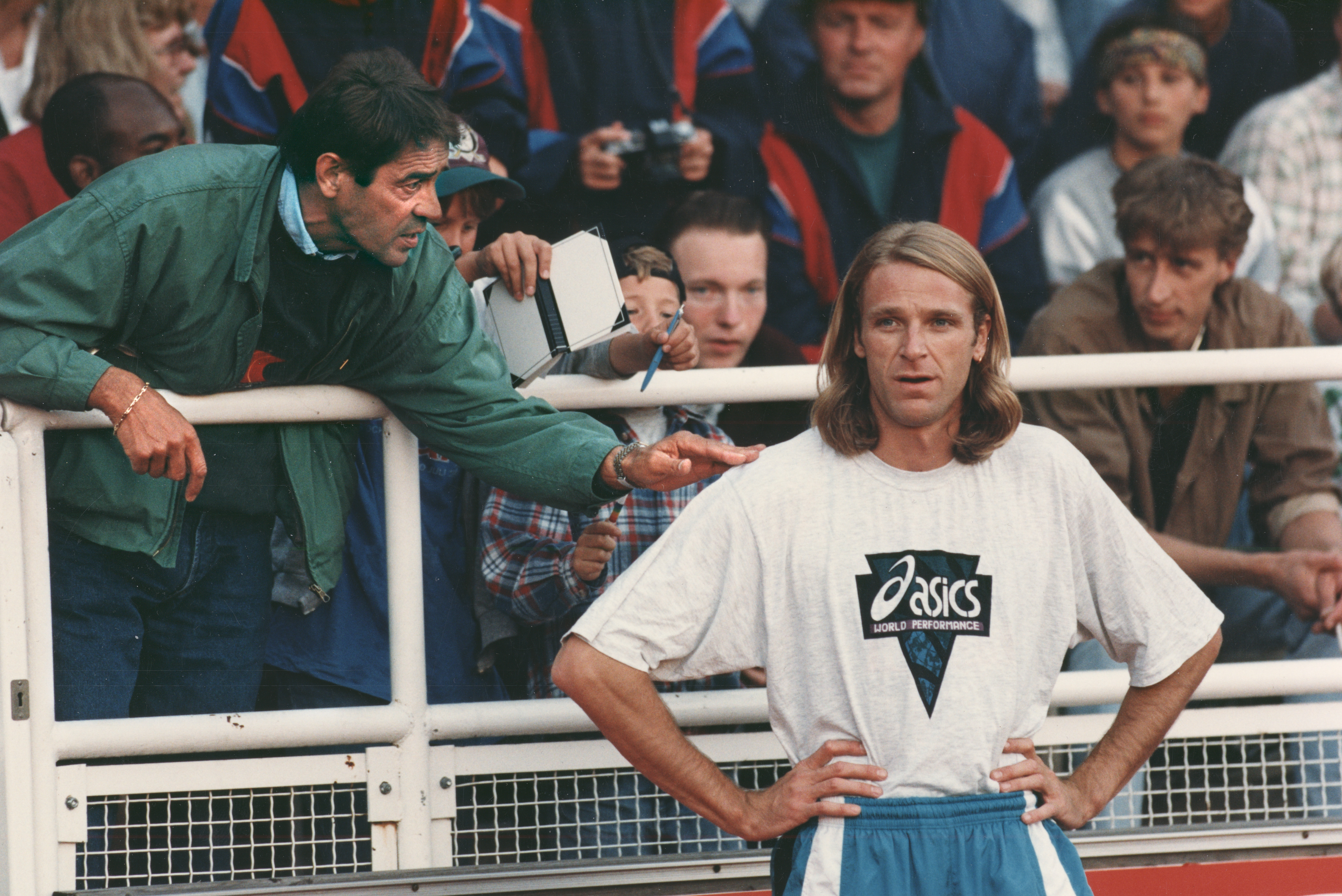Sjöberg med tränaren Viljo Nousiainen på DN-galan 1995. I sin biografi skriver Sjöberg om hur tränaren förgrep sig på honom när han var yngre.
