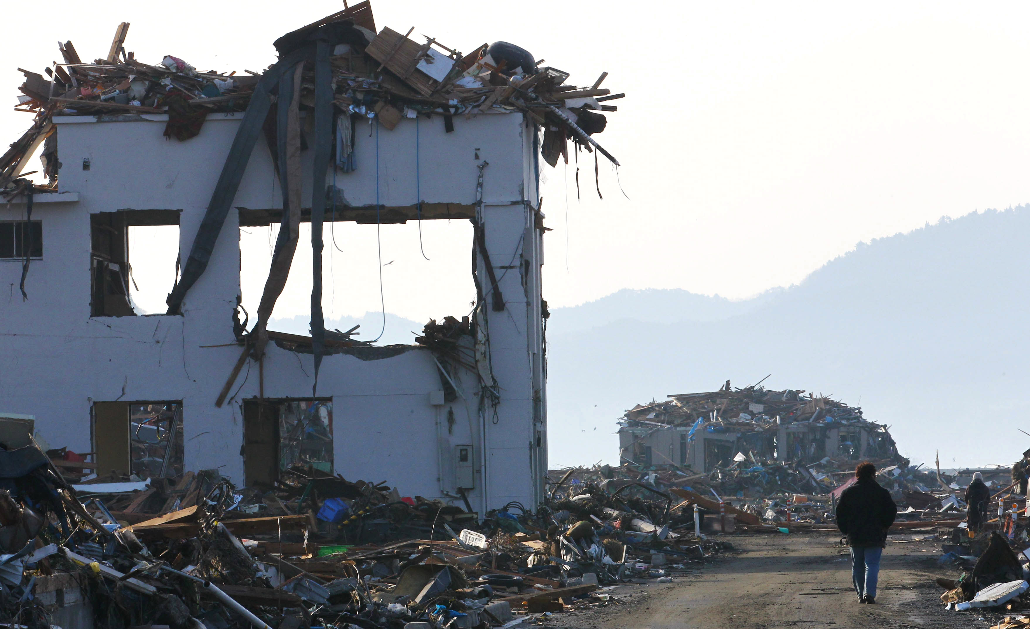 Bostadsområden nära Japans kust är totalförstörda. Japanska myndigheter uppskattade att antalet döda efter skalvet och tsunamin skulle vara minst 1 800 men det dödssiffran kommer bli betydligt högre än så och fortfarande saknas många i orter och städer. 