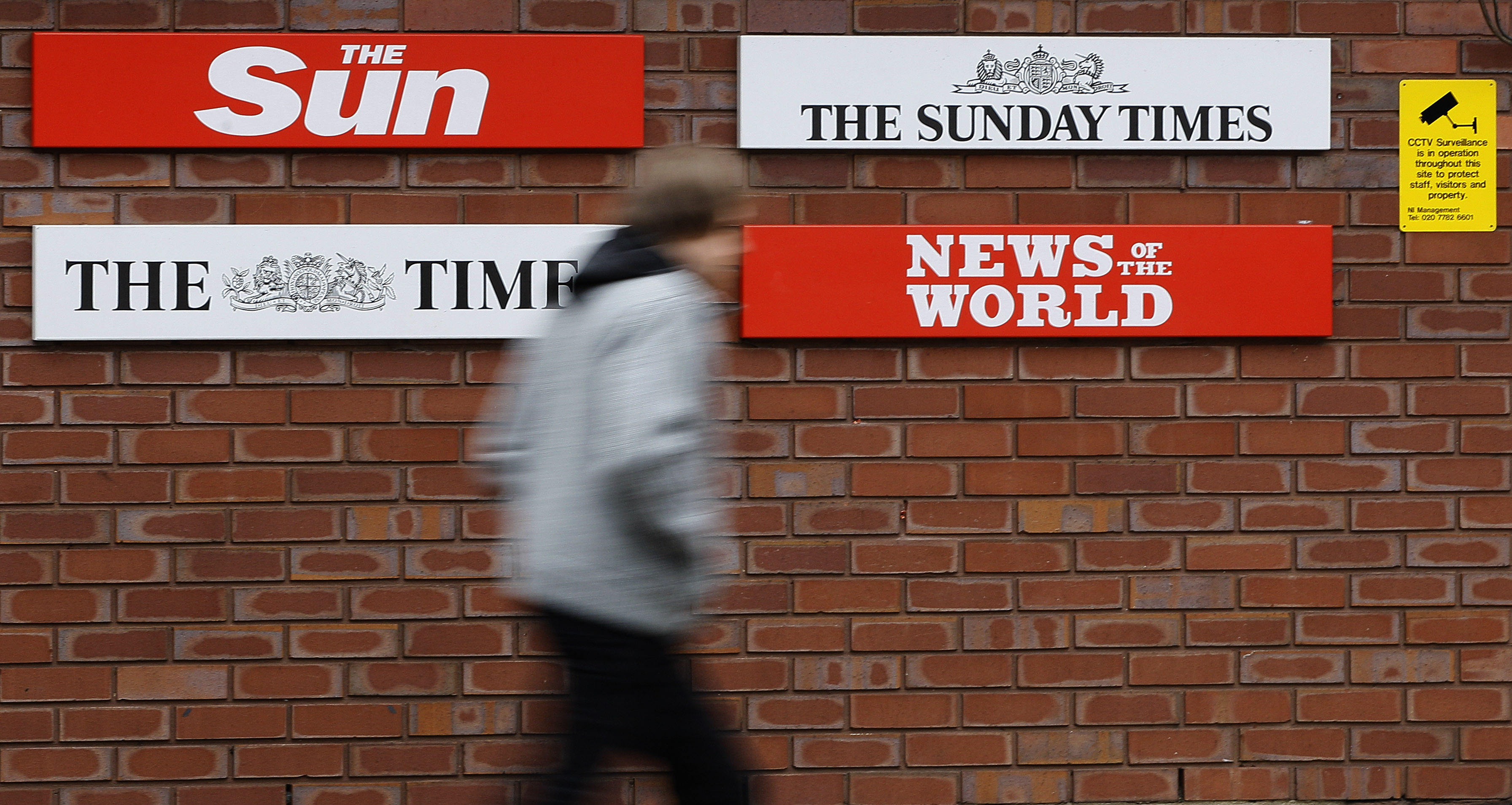 Söndagstidningen News of The World, äldst i Storbritannien, lades ner i juli efter skandalerna men ska återuppstå som The Sun on Sunday.