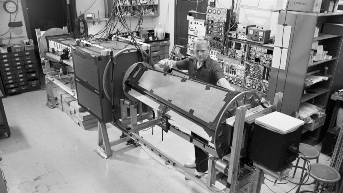 Fysikpristagaren John Clauser testar Bells teori i kvantmekanik på Berkeley-universitet i Kalifornien 1975. Han delar priset med Alain Aspect och Anton Zeilinger.