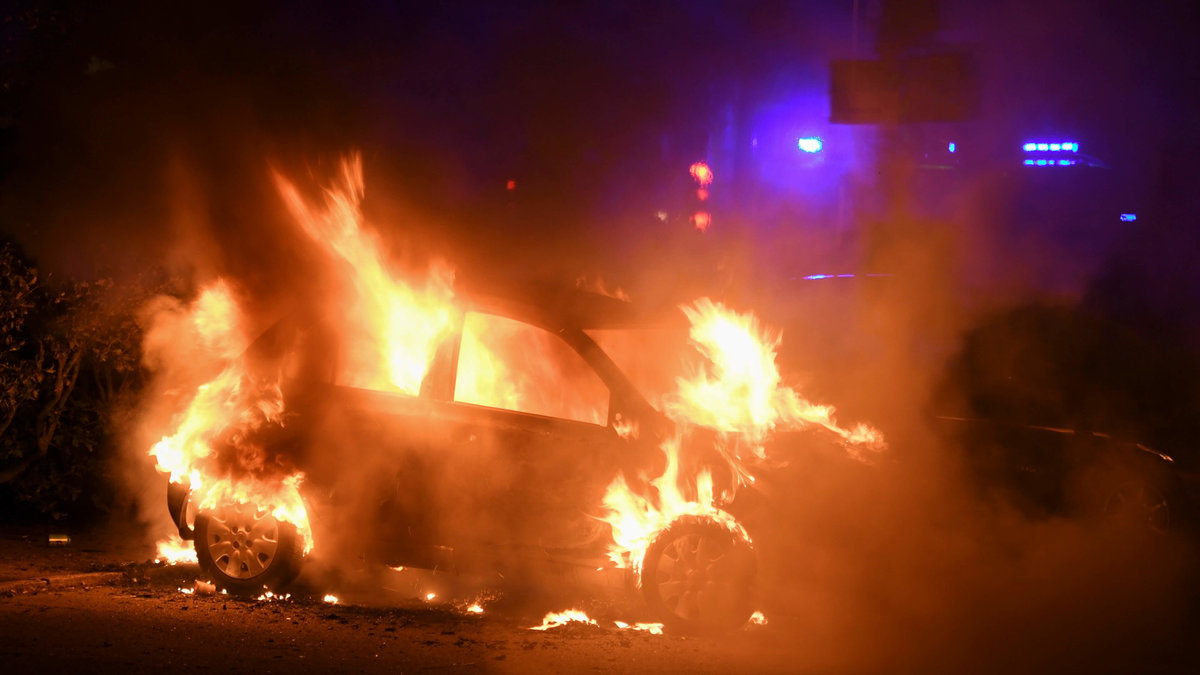 I natt skadades ytterligare 13 bilar av bilbränder.