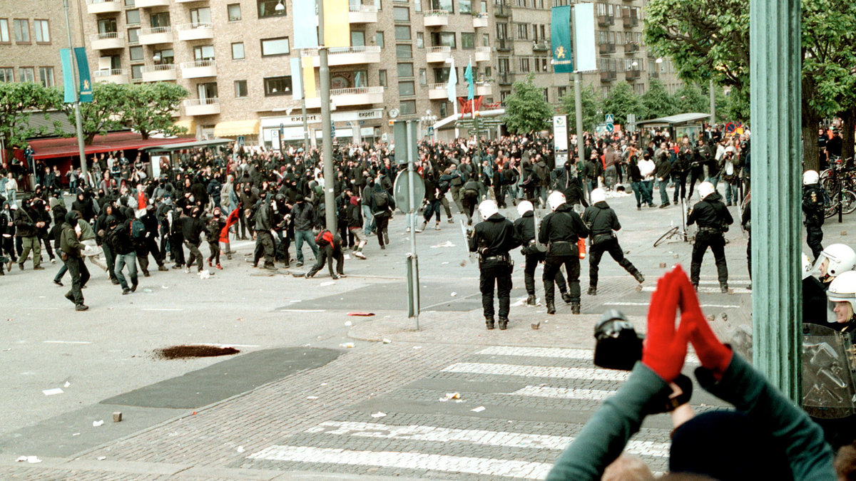 Vid Järntorget hölls ett möte för 800 personer, utan polistillstånd. Polisen omringade platsen och omhändertog 200 personer.