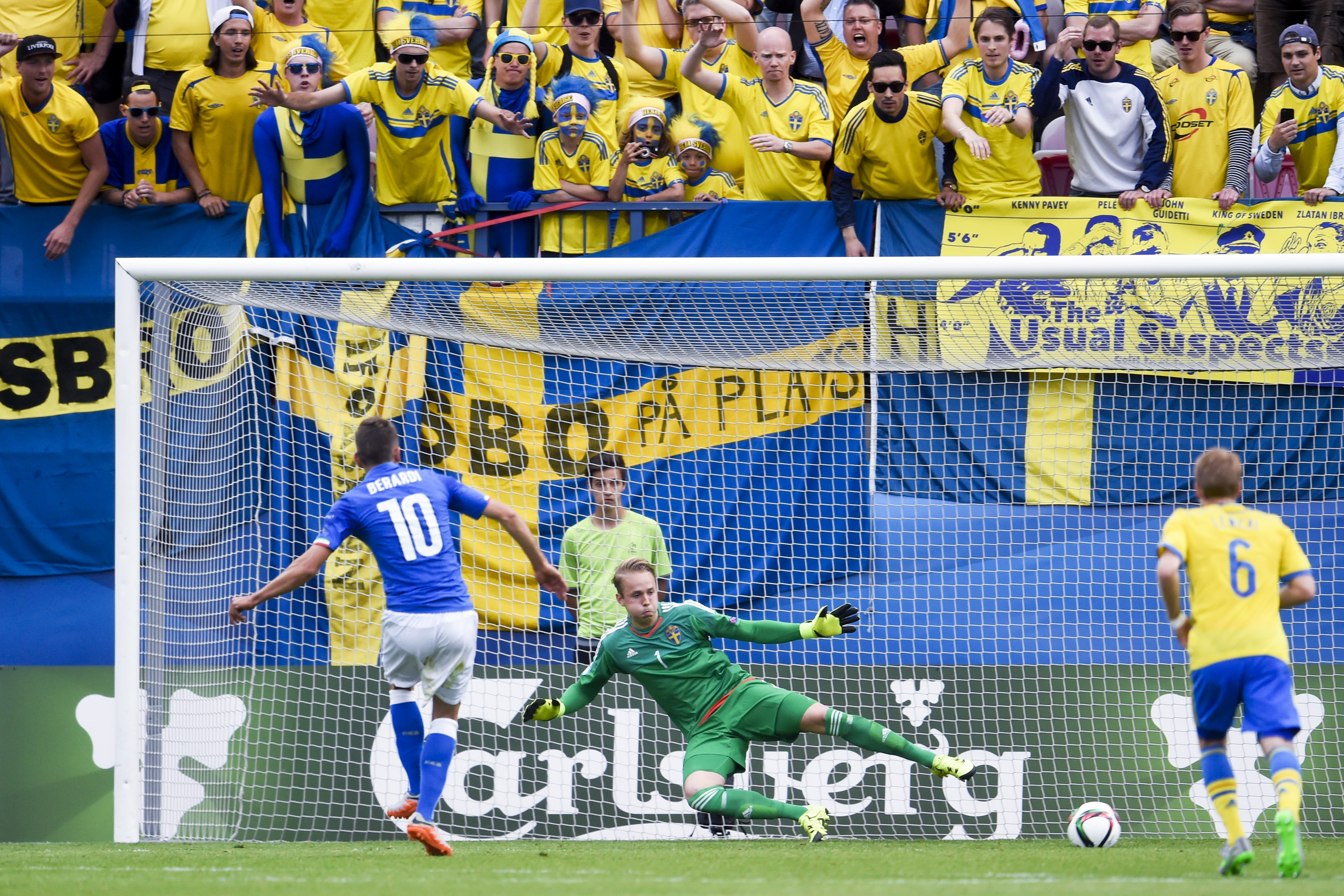 Som Domenico Berardi satte säkert bakom AIK:s Patrik Carlgren. Som Domenico Berardi satte säkert bakom AIK:s Patrik Carlgren.