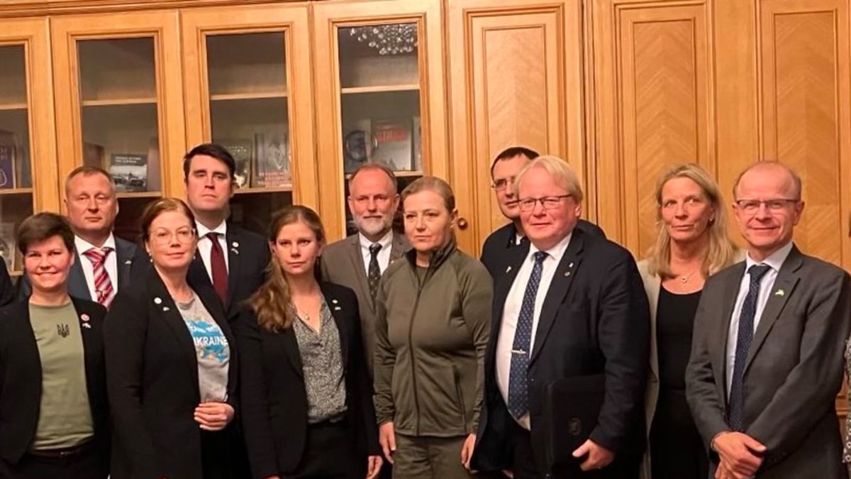En delegation från den svenska riksdagens försvarsutskott har på tisdagen besökt Ukraina.