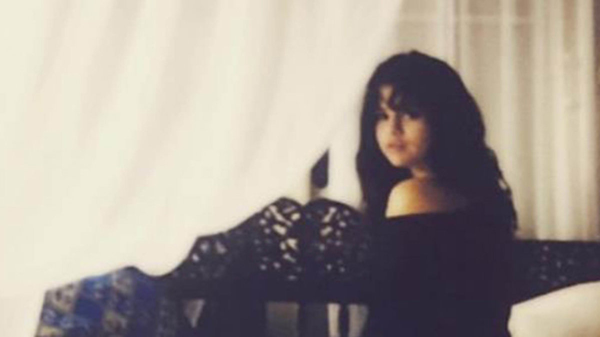 Selena Gomez bjuder på en bild från sängkammaren. 