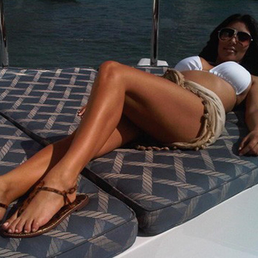 Kim Kardashian visar sina snygga ben på Instagram. 