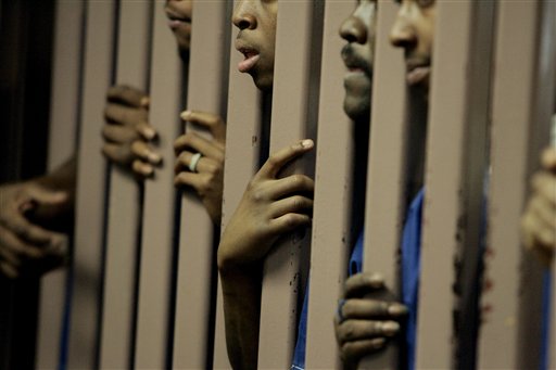 I delstaten Virginia sitter ett tiotal rastafaritroende fångar med dreadlocks i isoleringsceller.