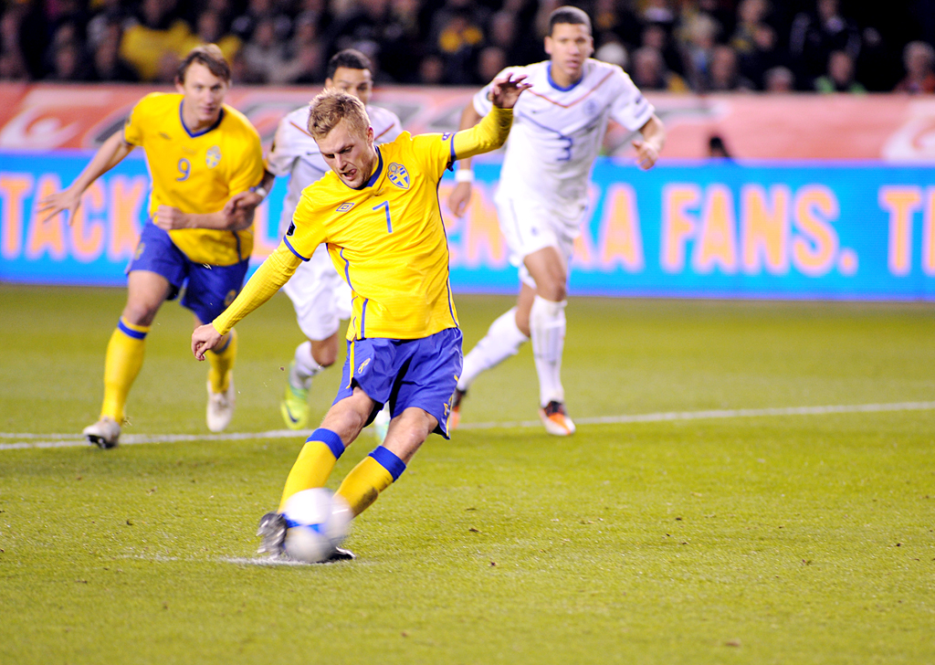 Larsson sätter straffen som innebar 2-2. Larsson sätter straffen som innebar 2-2.