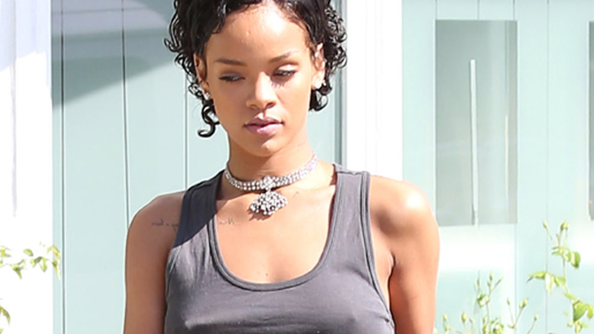 Rihanna visar sin nya frilla och shoppar juveler i Hollywood. 
