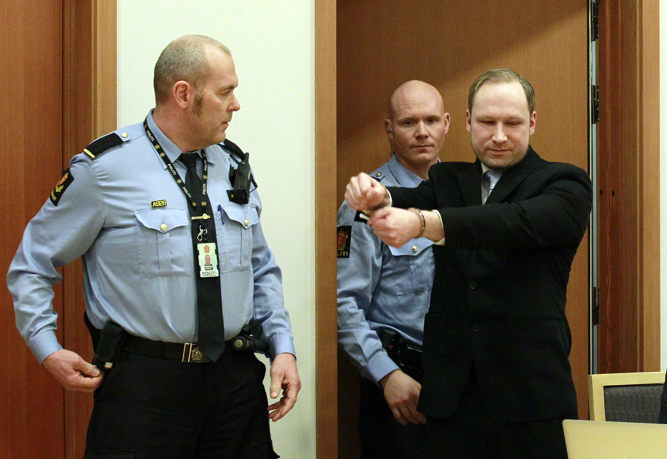 Breivik gav ett lugnt och samlat intryck när han fördes in i rättssalen.