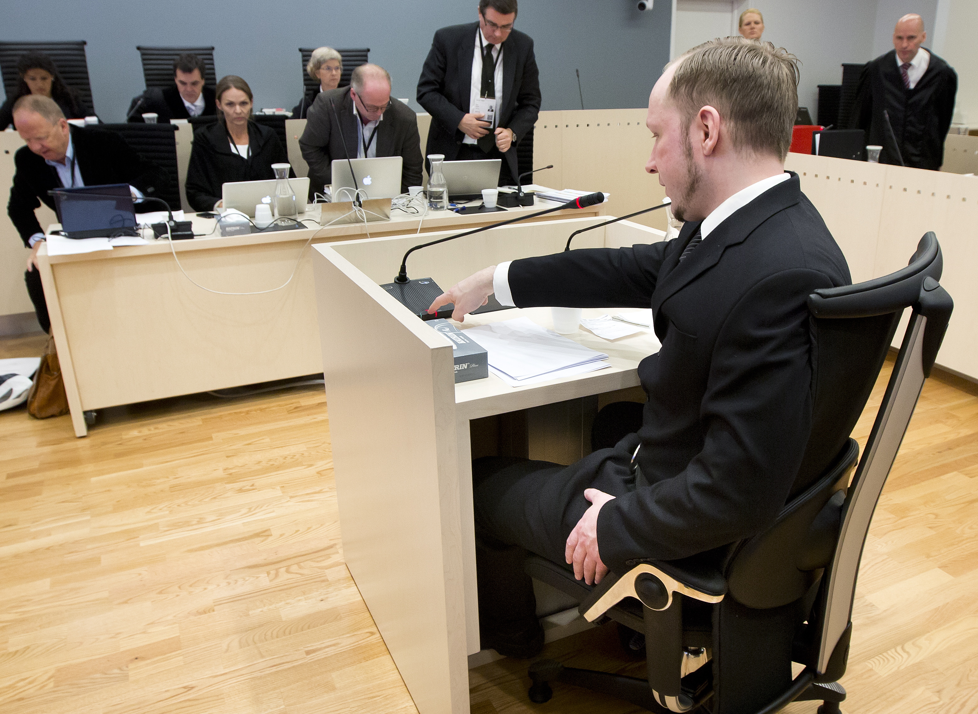 Breivik varnade under fredagen överlevande och anhöriga om hans berättelse från Utöya.
