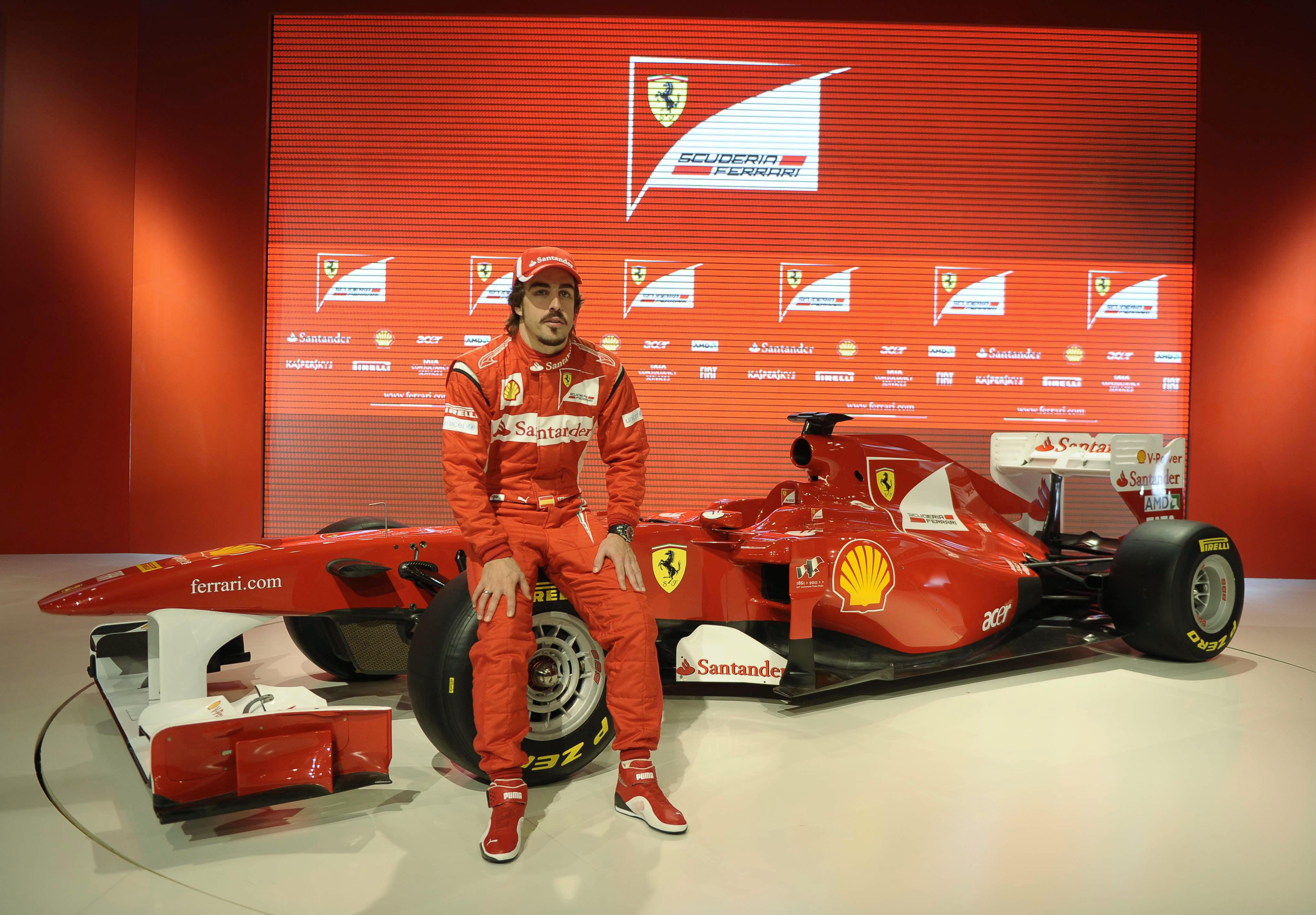 Alonso vid Ferraris nya bil.