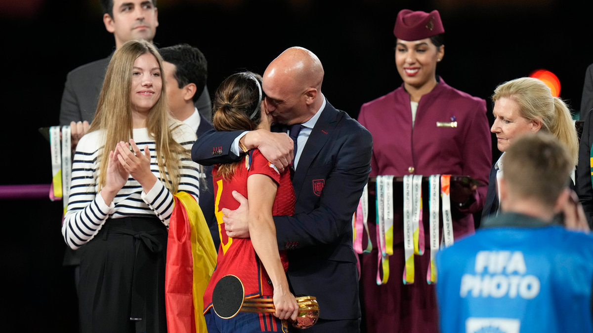 Luis Rubiales omfamnar Aitana Bonmati efter VM-guldet. Trots kritiken avgår inte den spanske fotbollsordföranden efter att ha kysst Jenni Hermoso på munnen under firandet i söndags.