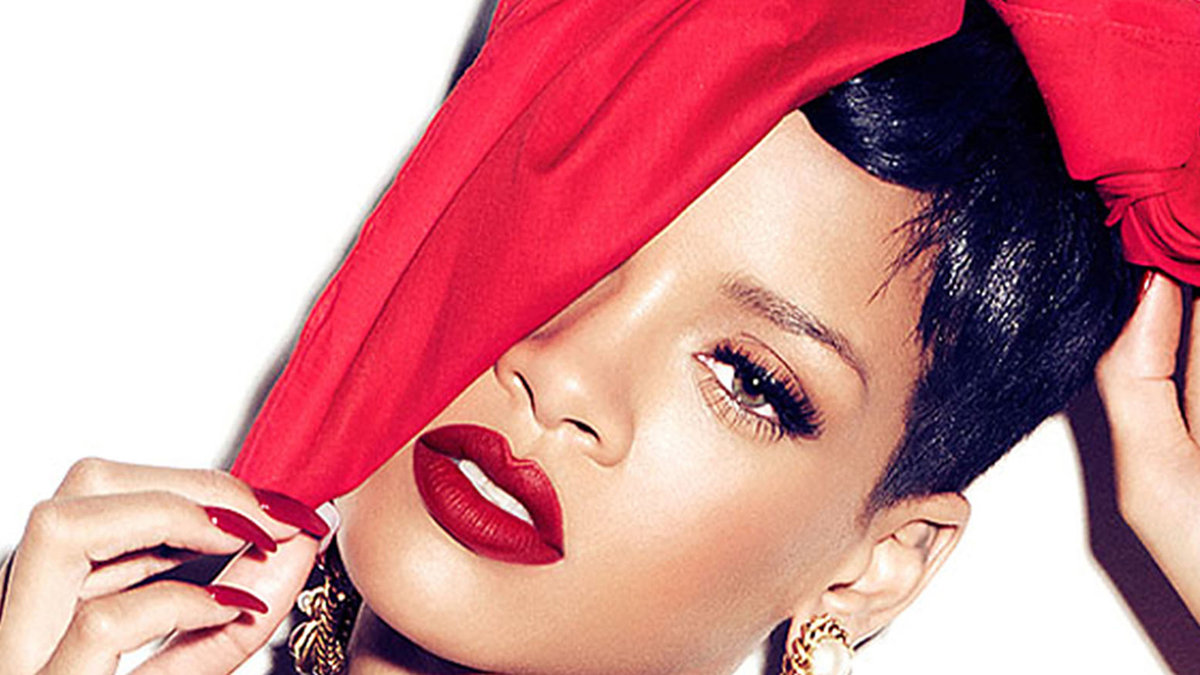 Rihannas långa flirtiga fransar går att uppnå själv med Rihannas favorit-mascara Lancome Hypnose Custom Volume Mascara. Lancome säljs på välsorterade varuhus. 