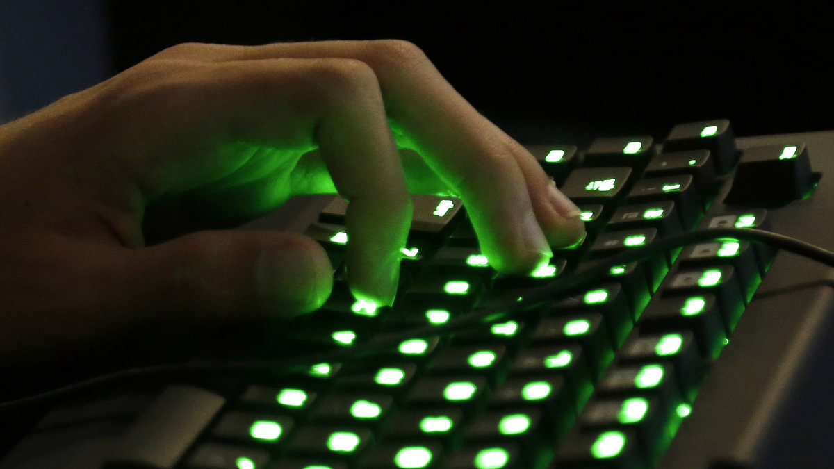 En person som spelar på ett så kallat "gaming-tangentbord".