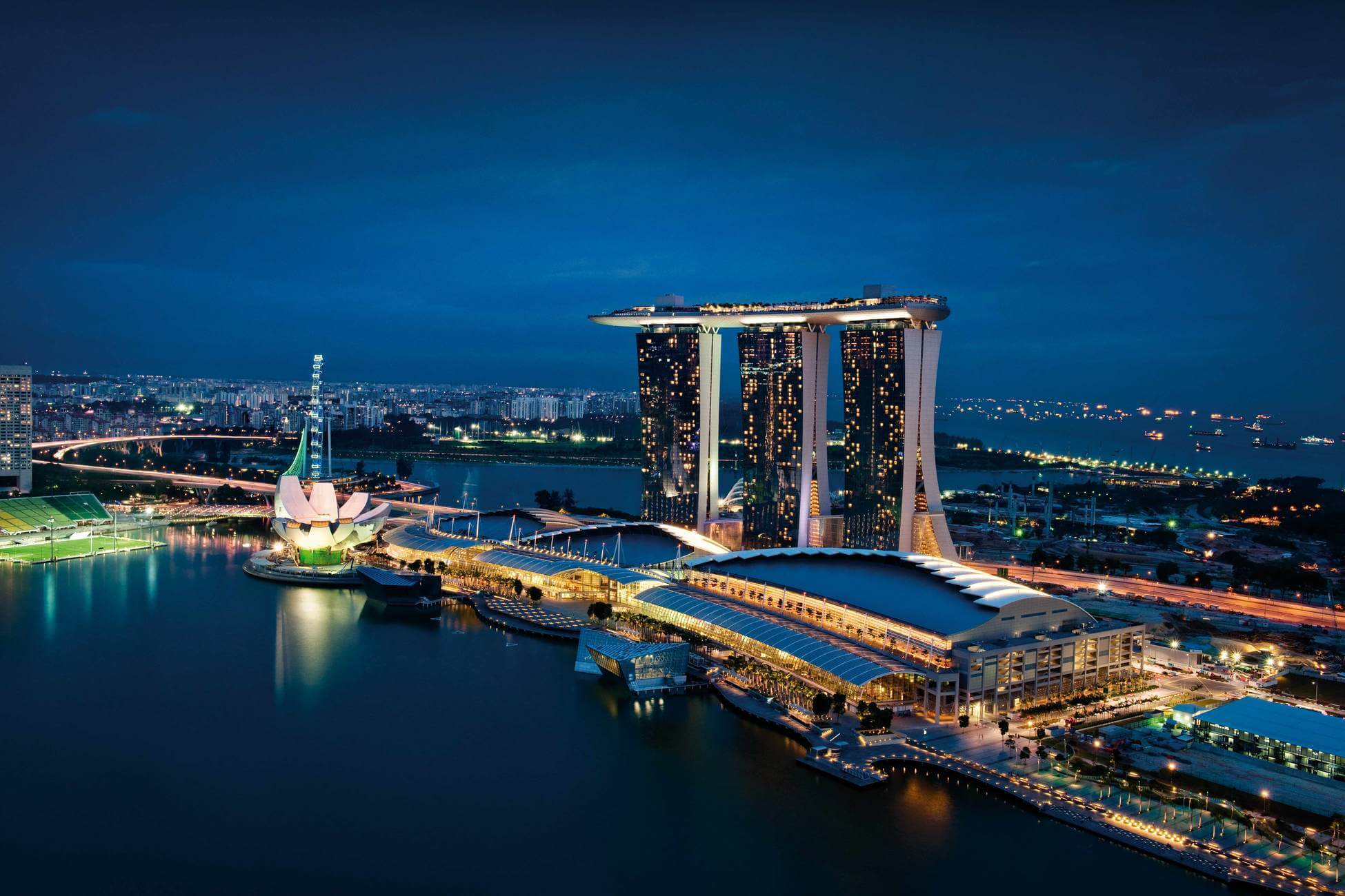 Poolen är endast tillgänglig för hotellets gäster. Därifrån har man utsikt över Singapores skyline. Poolen är endast tillgänglig för hotellets gäster. Därifrån har man utsikt över Singapores skyline.