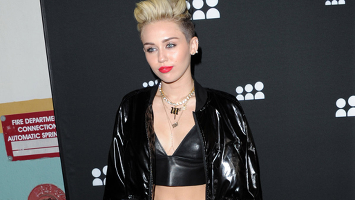 Den annars så stiliga Miley Cyrus verkade längta efter sin inre 80-tals diva. Det är inte alltid något bra.