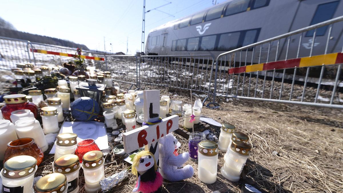 En 13-årig flicka hoppade framför ett tåg på grund av hot.