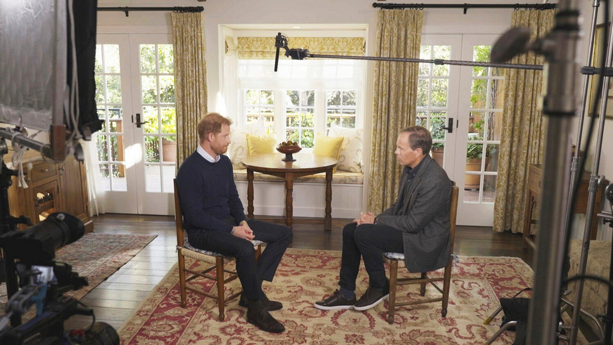 ITV:s Tom Bradby intervjuar prins Harry.