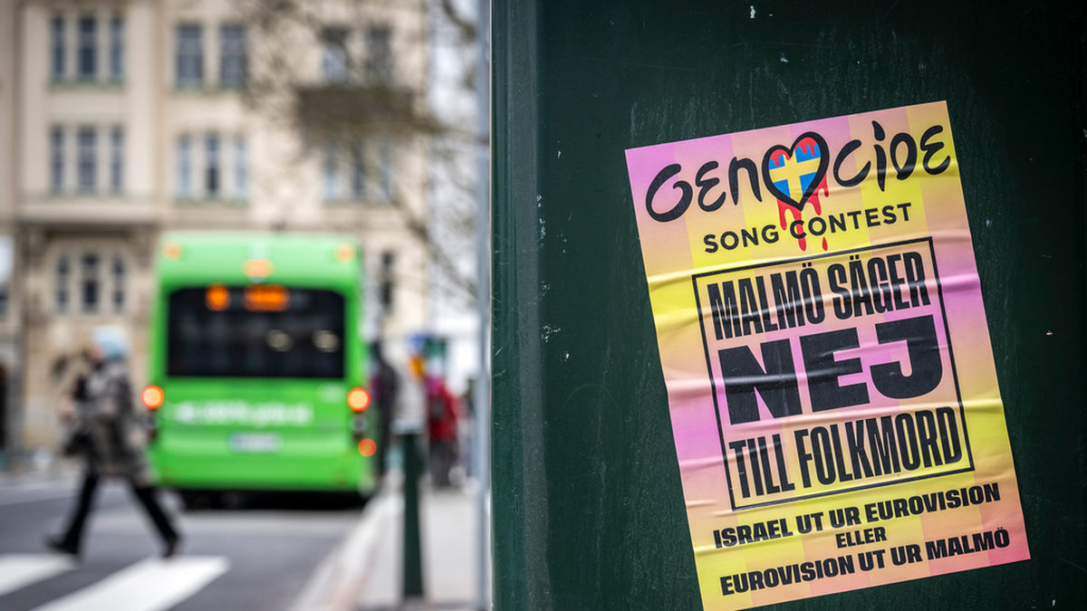 Affischer med budskapet 'Genocide Song Contest – Israel ut ur Eurovision eller Eurovision ut ur Malmö' fanns runt om i Malmö på fredagen.