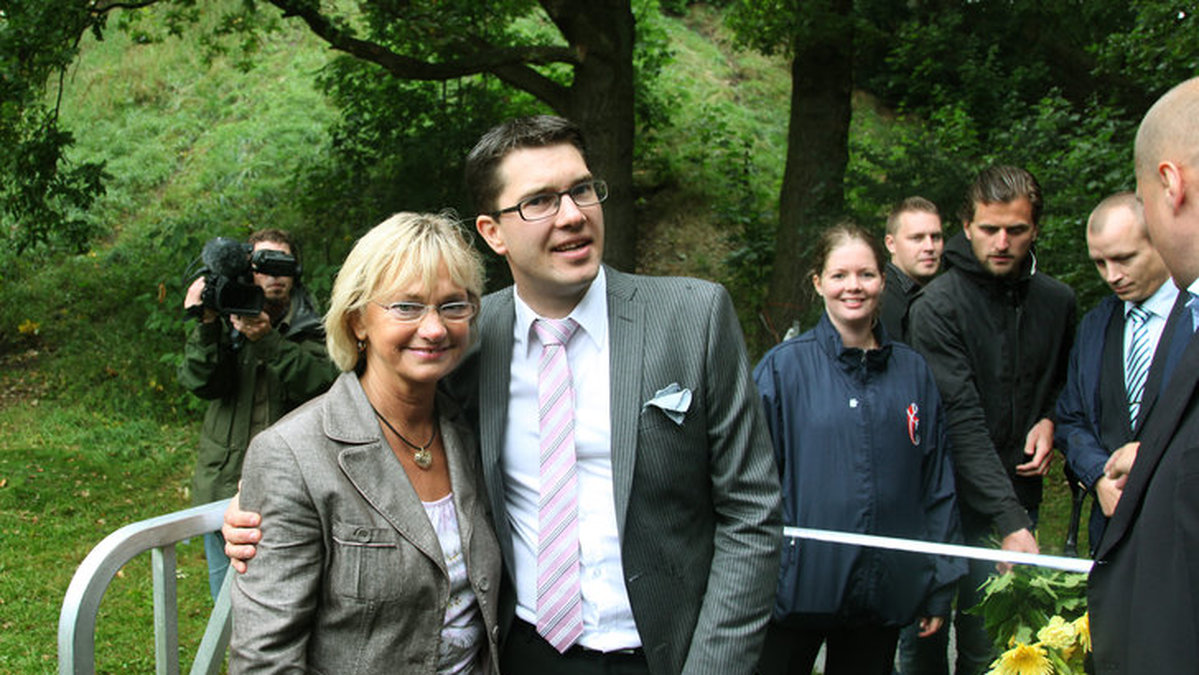 Pia Kjaersgaard från det danska nationalistiska och konservativa politiska partiet Dansk Folkeparti (DF) tillsammans med Sverigedemokraternas Jimmie Åkesson.