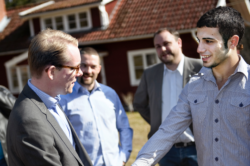 Migrationsminister Tobias Billström hälsar på Hawler Sleman från Syrien under Billströms besök på onsdagen på mottagning för ensamkommande flyktingbarn i Påryd, Kalmar län.
