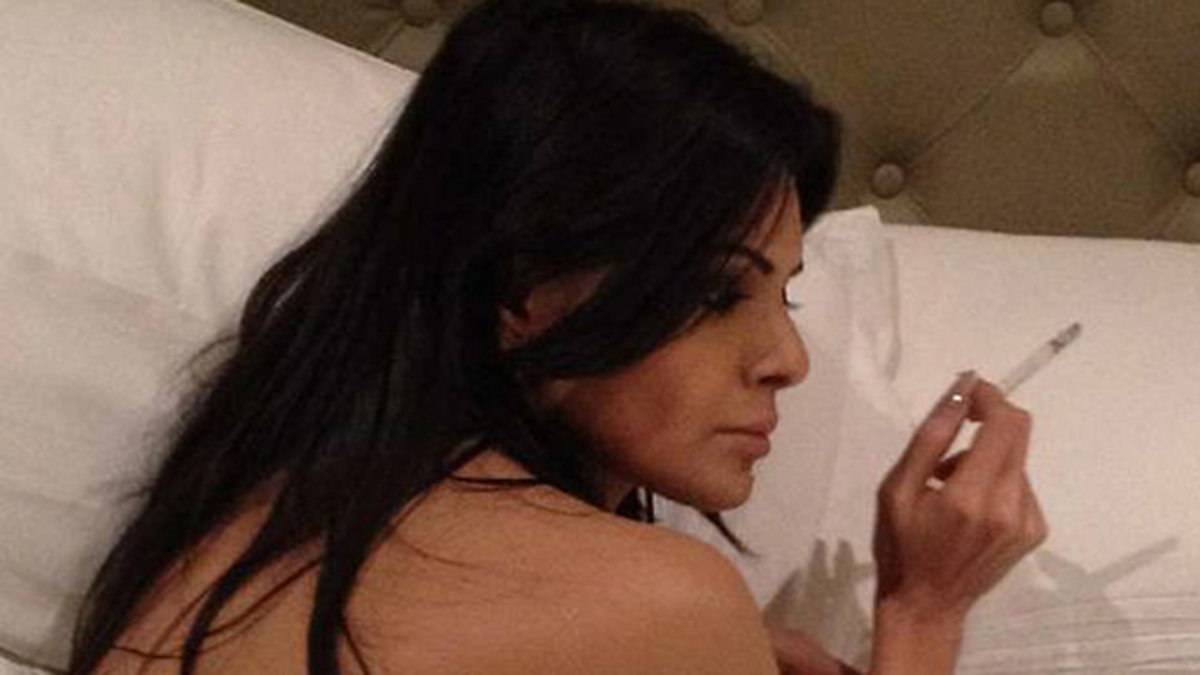 Sherlyn Chopra tar en cigg i sängen. 