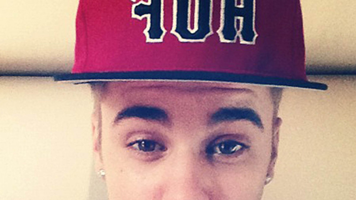 Justin Bieber hittade ingen keps med rakare skärm. 