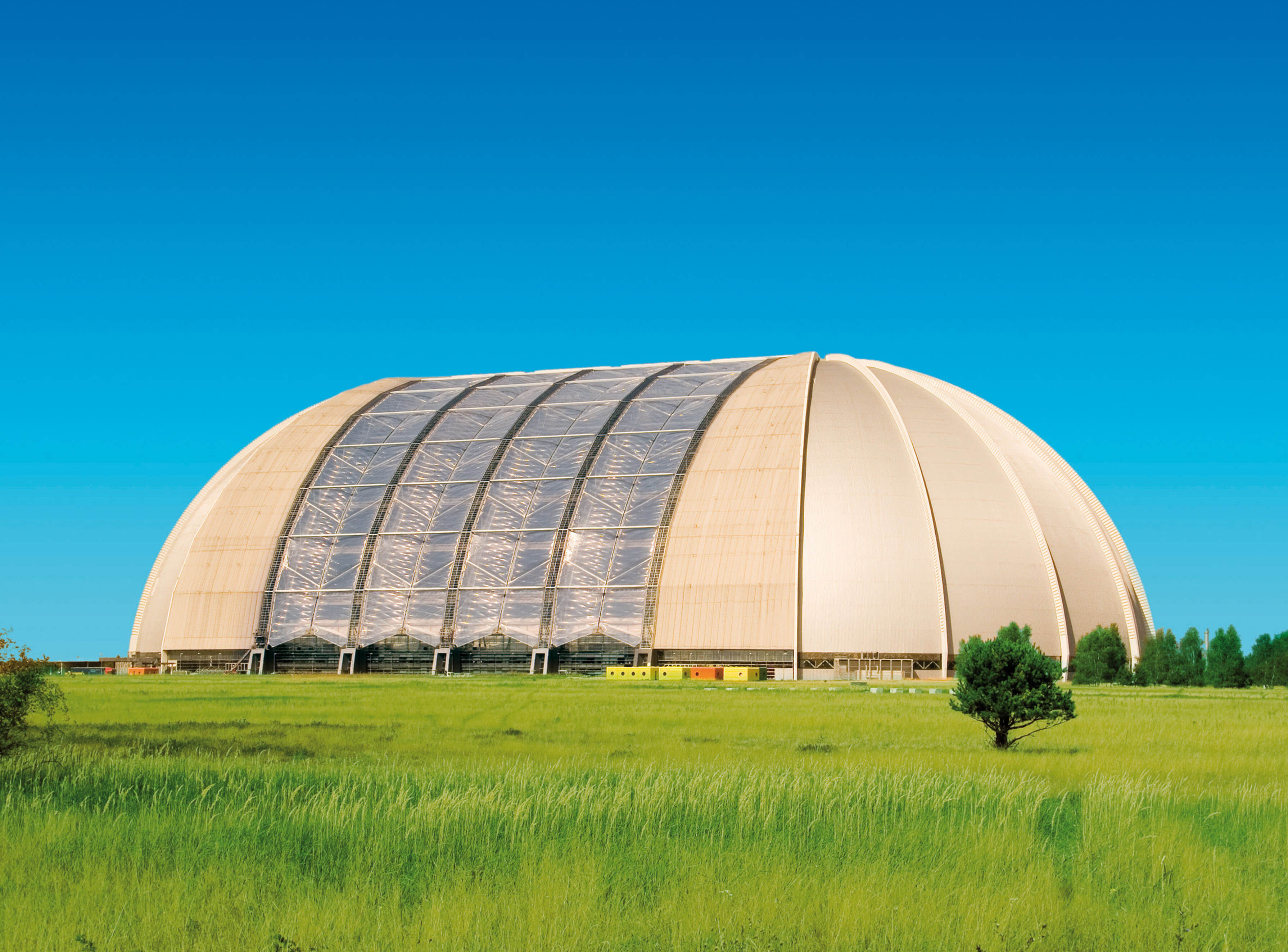 1. Tropical Islands, Berlin, Tyskland. Ett gigantiskt vattenland byggt i en gammal zeppelinarhangar. 1. Tropical Islands, Berlin, Tyskland. Ett gigantiskt vattenland byggt i en gammal zeppelinarhangar.