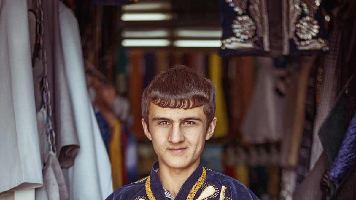 En man som redan i ung ålder försörjer sig och sin familj på lokala bazaaren i Dushanbe.